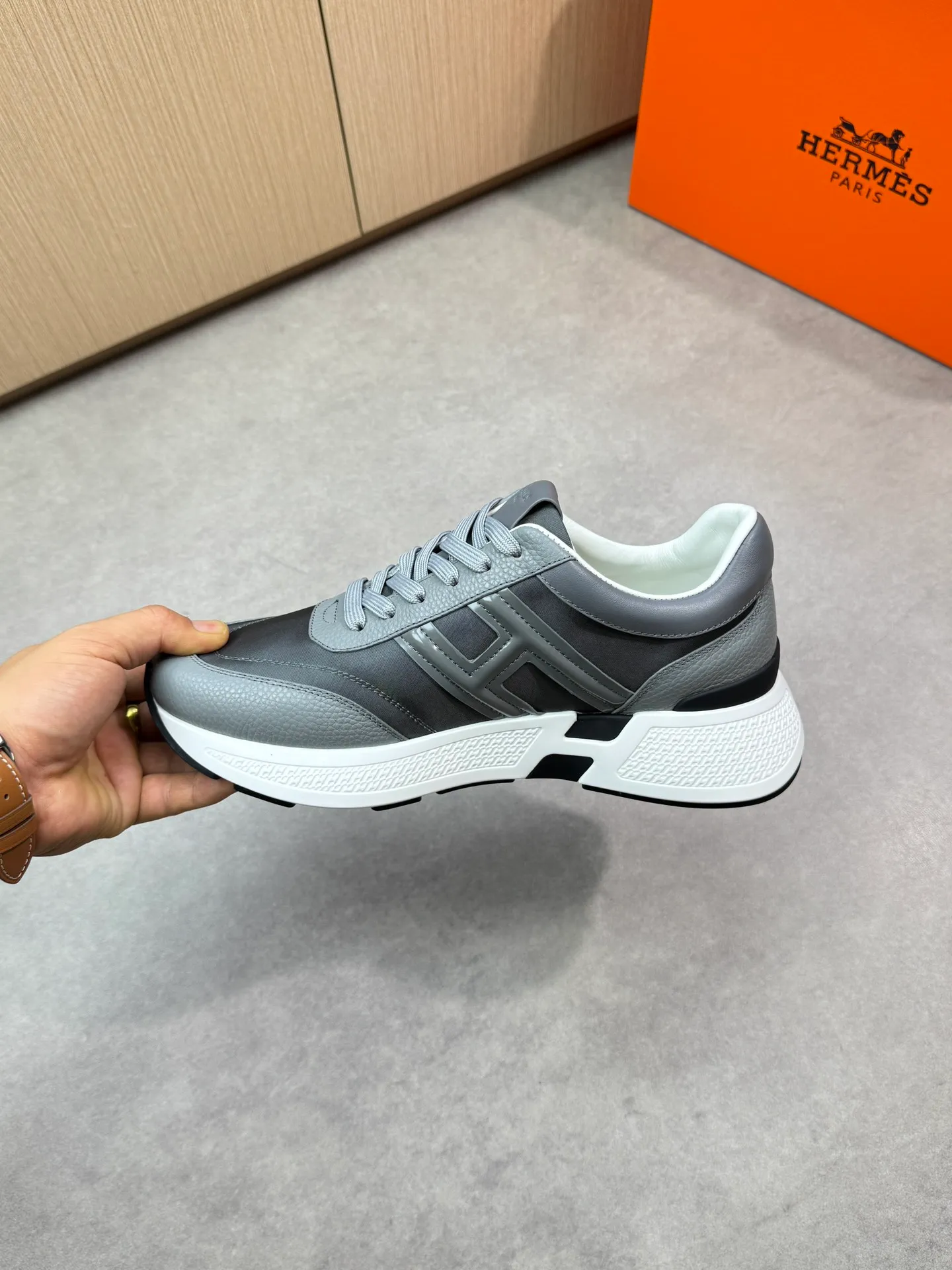 [HERMES] Hermès men's shoes 💰520💰 - high-end quality original items 🔍🔍🔍 casual sports shoes - upper: 🔝 pebbled calfskin, brand high mercerized canvas, body sewn with brand ´H´ totem, tongue brand logo cloth label - lining: water-dyed cowhide -Outsole: Ultra-light T men's shoes 💰U foam·rubber; two-color molded outsole -Ultra-high quality control·Fine workmanship: highlighted (high-end·luxury·grade) -Size: 39-44 (38, 45, can be customized)
